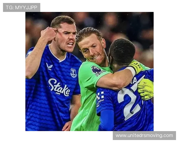 活久见！英超17年后再现赛中内讧互殴 36岁名将暴走+掌掴队友染红